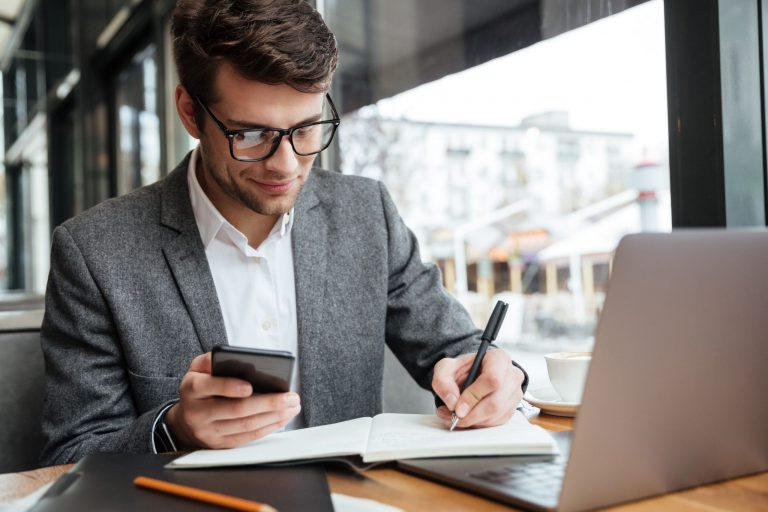 crm para empresas en valencia - en la computadora