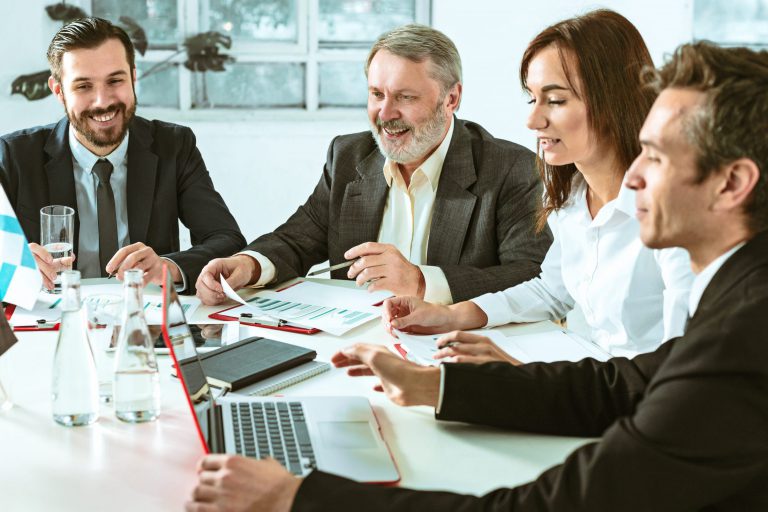 erp para la gestion de empresas - empresarios en computadoras