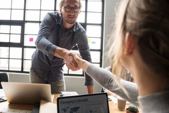 CRM para asociaciones - Manos