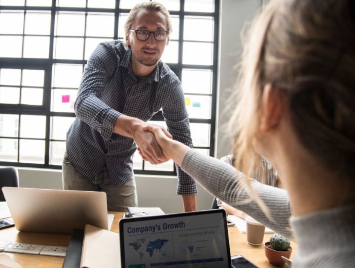 CRM para asociaciones – Manos CRM para asociaciones - Manos